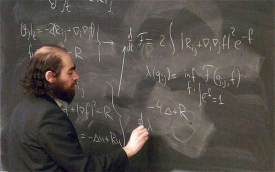 Grigori Perelman đang viết công thức trên bảng